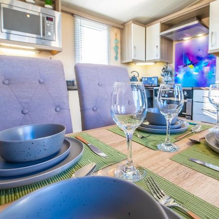 Sea 'N' Stars Platinum Plus Holiday Home With Views, Free Wifi And Netflix Camber Exterior photo